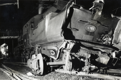 807708 Afbeelding van de beschadigde stoomlocomotief nr. 4711 (serie 4700) van de N.S. na een botsing met een losse ...